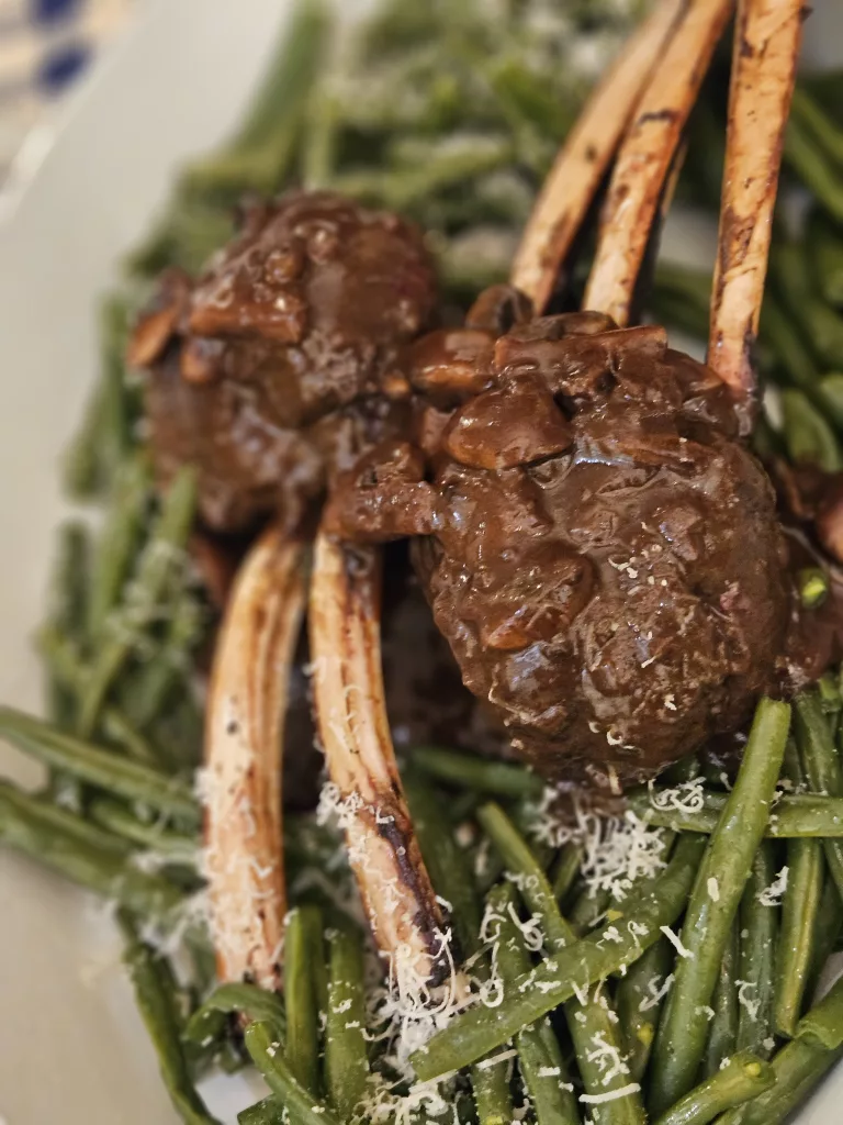 Carré de cerf sauce au vin rouge